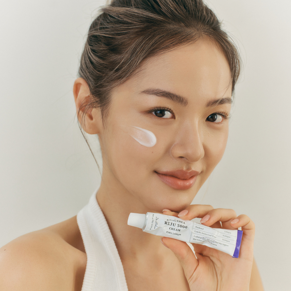 Modelo usando Dr. Althea PDRN Reju 5000 Cream 20g