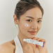 Modelo usando Dr. Althea PDRN Reju 5000 Cream 20g