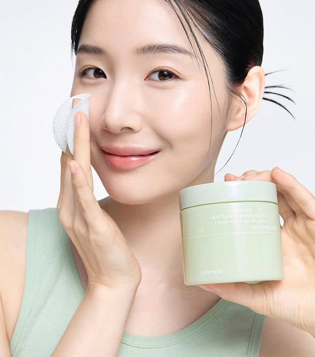 Modelo usando Celimax JIWOOGAE Heartleaf BHA Peeling Pad