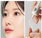 Modelo usando Dr. Melaxin Eyephalt Eyebag Cream 10ml