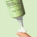 Crema Nacific Cica+PDRN Barrier Cream aplicándose sobre la yema de un dedo, mostrando su textura cremosa.