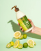 Loción Cloe Sweet Citrus en uso con fondo cítrico 500 ml